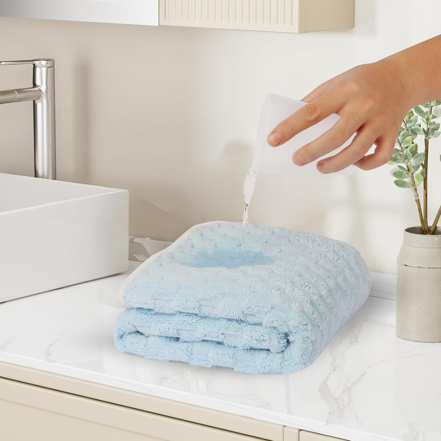 Luxury Microfiber Bath Towels – 4‑Pack  Ultra‑Soft, Quick‑Dry, 8× Absorbent  Lightweight & Hypoallergenic Bath Sheets (27.5×55 in) – Mixed Colors